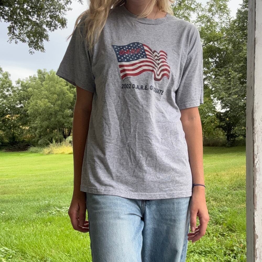 Vintage 2002 DARE Graduate American Flag T-Shirt Gray Size Large Streetwear